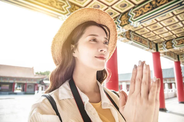 中国の寺院で祈っている美しいアジアの若い女性 — ストック写真
