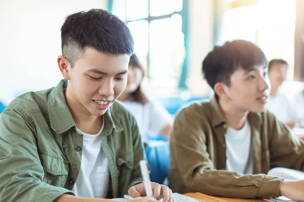 Asiatico adolescente studente studio con compagno di classe in classe — Foto Stock