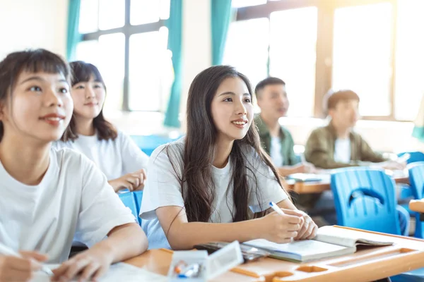 Aziatische tiener student studeren met klasgenoot in klaslokaal — Stockfoto