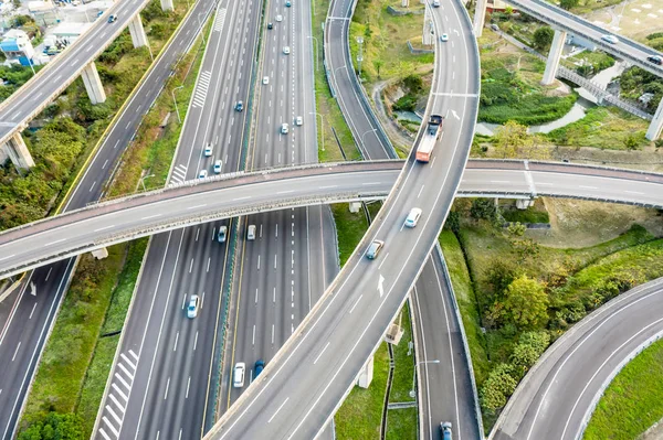 Vista aérea del sistema de transporte por carretera de intercambio de carreteras — Foto de Stock