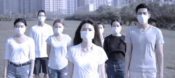Personnes portant un masque de protection pour prévenir les germes, virus et PM 2 . — Photo