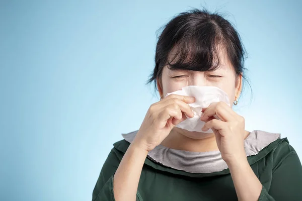 Mujer tiene alergia a la nariz y gripe —  Fotos de Stock