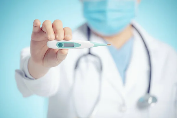 Arzt zeigt digitales Thermometer für medizinische Untersuchungskonzepte — Stockfoto