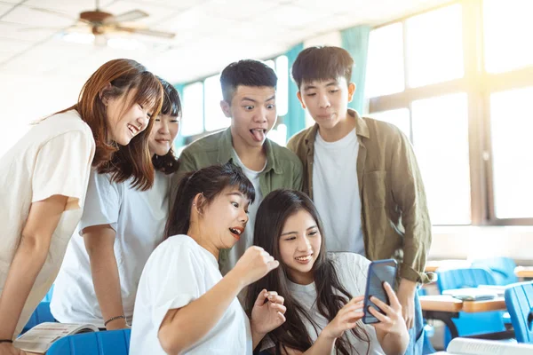 Estudiantes Felices Mirando Los Teléfonos Inteligentes Aula —  Fotos de Stock