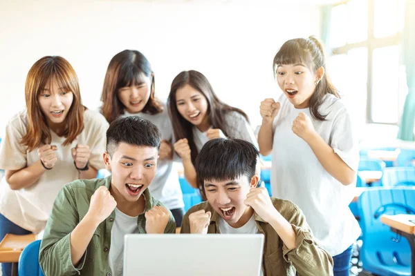 Estudantes Felizes Olhando Para Laptop Sala Aula — Fotografia de Stock