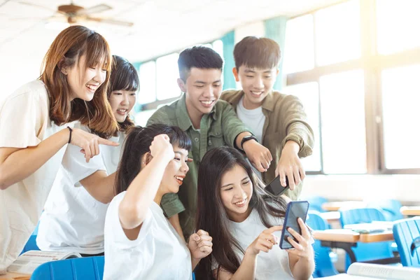 Studenti Felici Guardando Gli Smartphone Classe — Foto Stock