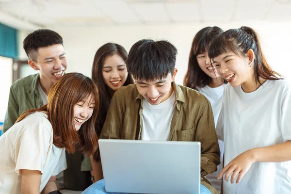 Podekscytowani Studenci Patrząc Laptopa Klasie — Zdjęcie stockowe