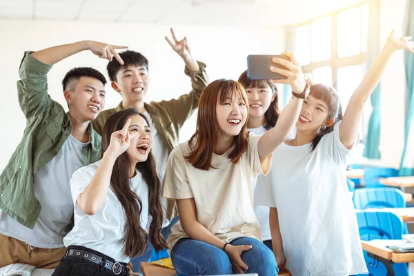 Glad Ung Grupp Tonåringar Att Göra Roliga Selfie Klassrummet — Stockfoto