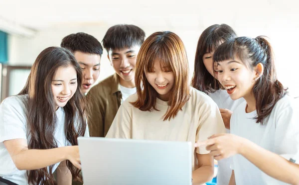 Studenti Universitari Entusiasti Guardando Laptop Classe — Foto Stock