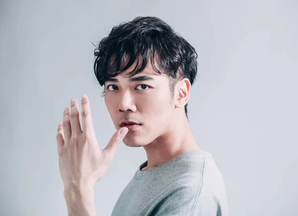 Mladý Asijský Pohledný Muž Izolovaný Šedém Pozadí — Stock fotografie