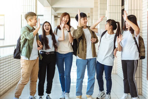 Grupo Estudantes Felizes Andando Longo Corredor Faculdade — Fotografia de Stock