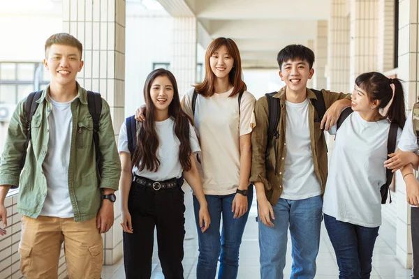 Gruppo Studenti Felici Che Camminano Lungo Corridoio College — Foto Stock