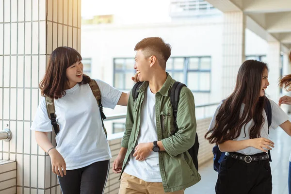 大学の廊下を歩いている幸せな学生のグループ — ストック写真