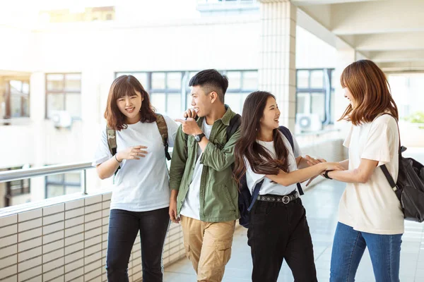 Groep Gelukkige Studenten Loopt Langs Gang Universiteit — Stockfoto