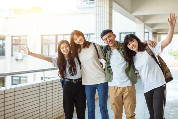 Група Щасливих Студентів Які Ходять Коридору Коледжі — стокове фото
