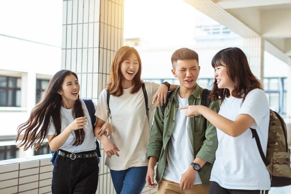 Grupa Szczęśliwych Studentów Spacerujących Korytarzem Koledżu — Zdjęcie stockowe