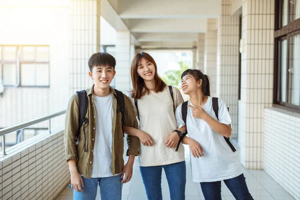 大学の廊下を歩いている幸せな学生のグループ — ストック写真