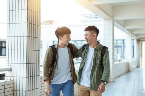 Gruppo Studenti Felici Che Camminano Lungo Corridoio College — Foto Stock