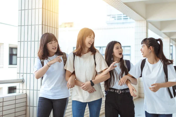 Felici Studentesse Che Camminano Lungo Corridoio College — Foto Stock