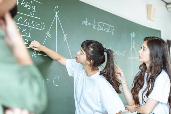 Grupo Estudantes Que Trabalham Problema Matemático — Fotografia de Stock