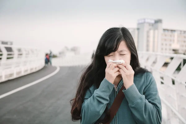 Femme Malade Avec Rhume Grippe Marchant Dans Rue — Photo