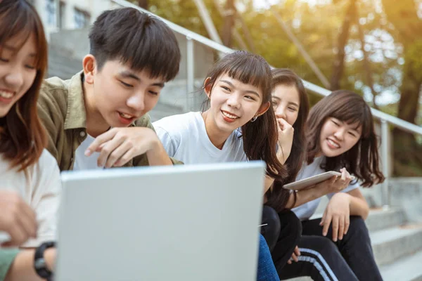 Gruppo Studenti Che Studiano Sulle Scale Del Campus — Foto Stock