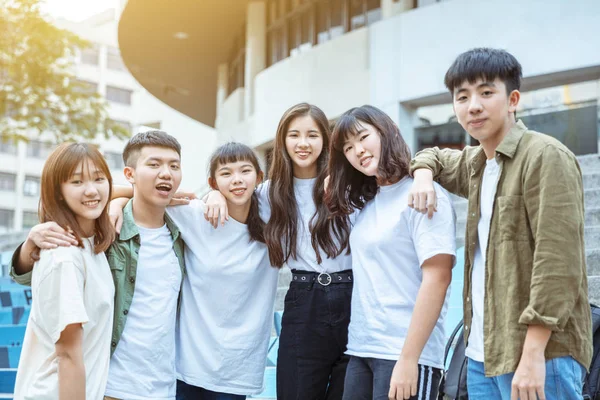 Gruppo Studenti Felici Piedi Insieme Campus — Foto Stock