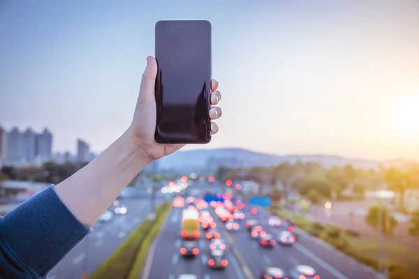 Χέρι Κρατώντας Έξυπνο Τηλέφωνο Την Πόλη Traffice Έννοιες Φόντο — Φωτογραφία Αρχείου
