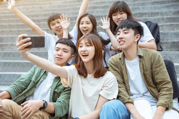 Grupo Estudantes Tirar Selfie Nas Escadas Campus — Fotografia de Stock