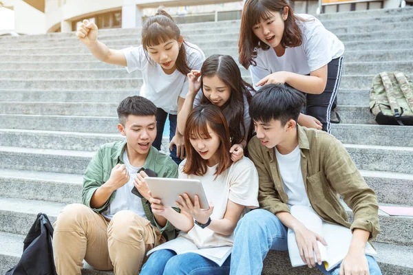 キャンパスの階段で勉強する学生のグループ — ストック写真