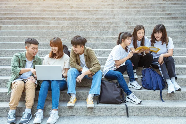 Grupo Estudantes Que Estudam Nas Escadas Campus — Fotografia de Stock