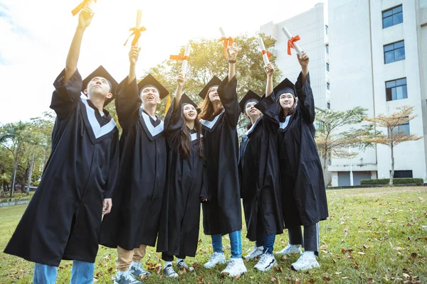 Boldog Diákok Diplomás Ruhák Birtokában Diplomák Egyetemi Campus — Stock Fotó