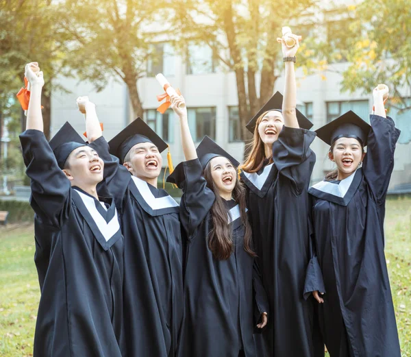 Studenti Felici Abiti Laurea Possesso Diplomi Nel Campus Universitario — Foto Stock