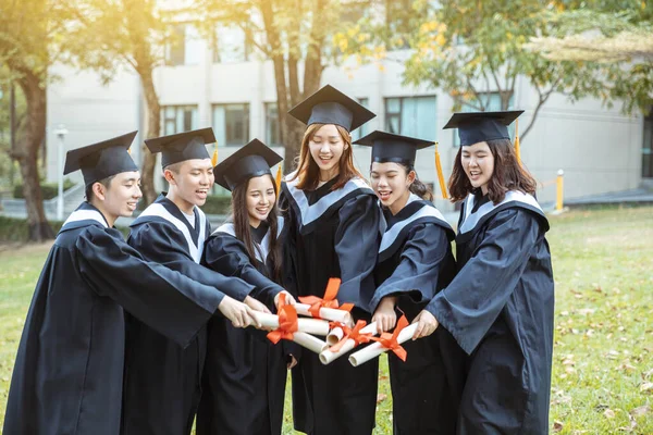 Ευτυχείς Φοιτητές Στην Αποφοίτηση Φορέματα Κατέχουν Διπλώματα Στην Πανεπιστημιούπολη — Φωτογραφία Αρχείου