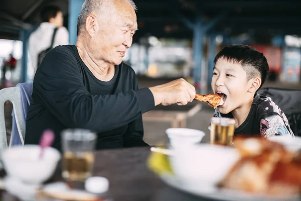 Asiatico Anziano Nonno Alimentazione Suo Nipote Ristorante — Foto Stock