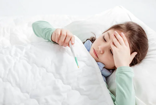 Grip Hastası Çocuk Yatakta Uzanıyor Termometreyi Tutuyor — Stok fotoğraf