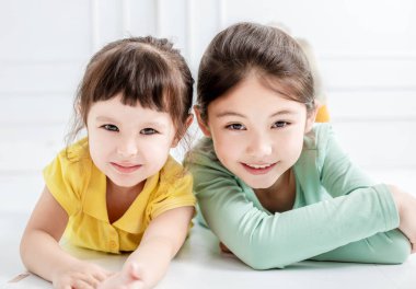 Yakın plan İki küçük kız yüz yüze