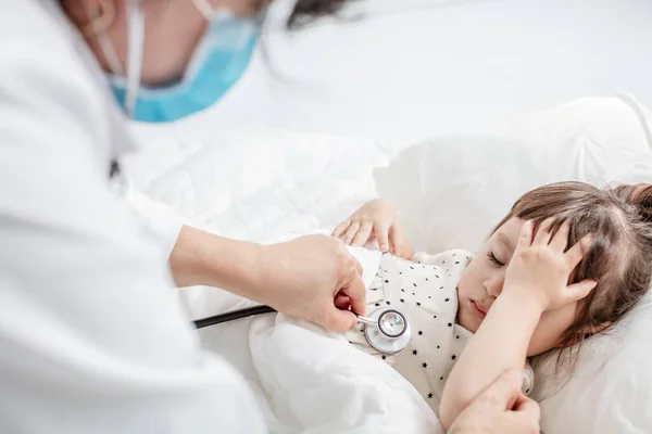 Lekarz Bada Małą Dziewczynkę Stetoskopem — Zdjęcie stockowe