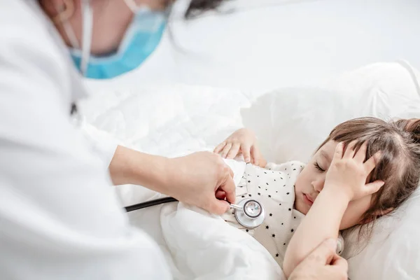 Dokter Examens Klein Meisje Met Stethoscoop — Stockfoto