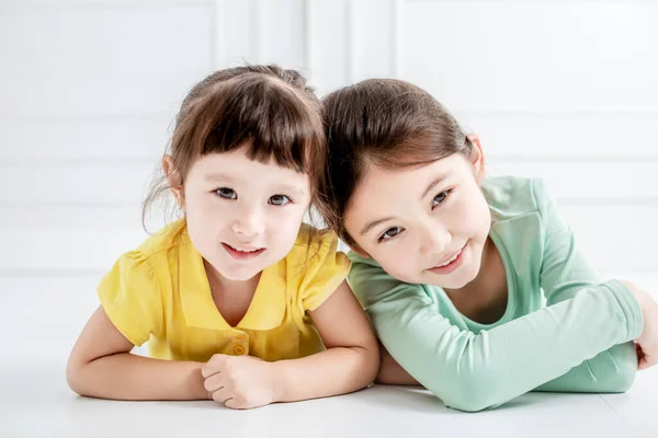 Närbild Två Små Flickor Ansikte Tillsammans — Stockfoto