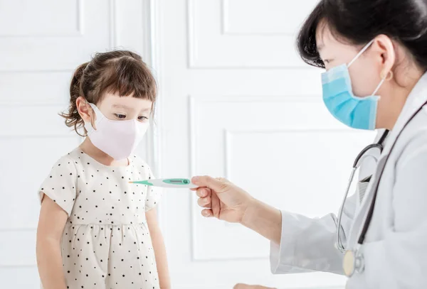 Bambino Malato Con Febbre Influenzale Maschera Medico Con Termometro — Foto Stock