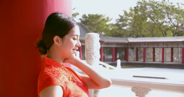 寺の古い伝統的な中国のドレスでアジアの若い女性 — ストック動画