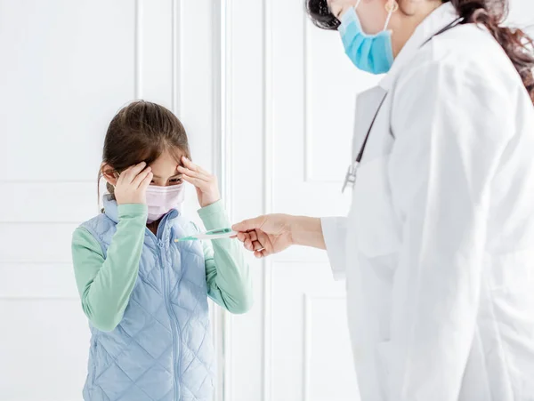 Influenza Lázban Szenvedő Beteg Gyermek Hőmérővel Masírozott Orvos — Stock Fotó