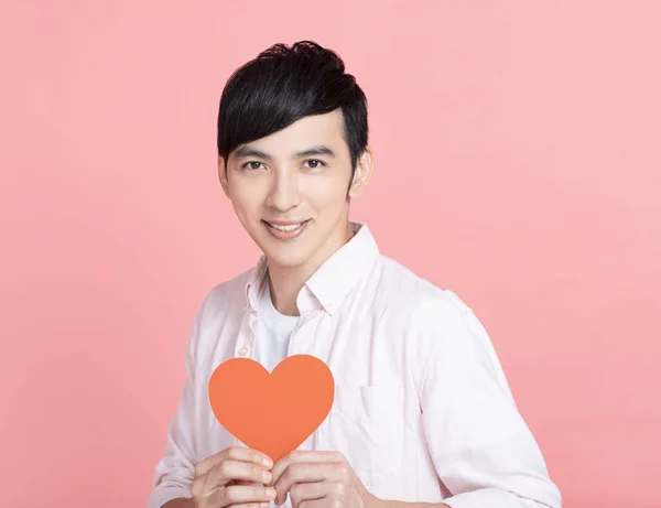 Šťastný Mladý Muž Drží Červené Papírové Srdce Slaví Valentýna — Stock fotografie