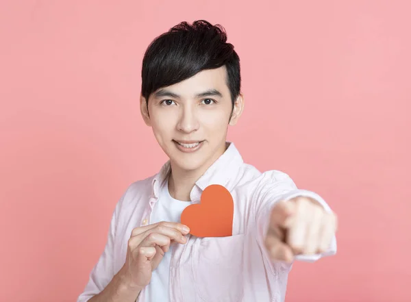 Feliz Joven Mostrando Corazones Papel Rojo Celebrando Día San Valentín — Foto de Stock