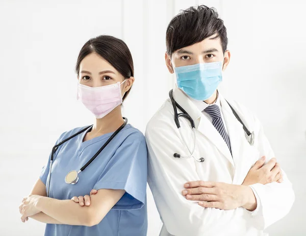 Två Läkare Ansikten Bär Skyddsmask — Stockfoto