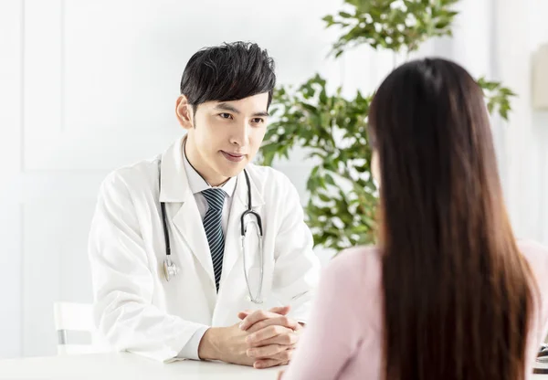 Médico Conversando Com Paciente Consultório — Fotografia de Stock