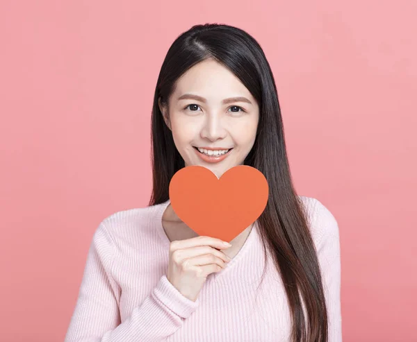 Feliz Joven Sosteniendo Corazones Papel Rojo Celebrando Día San Valentín — Foto de Stock