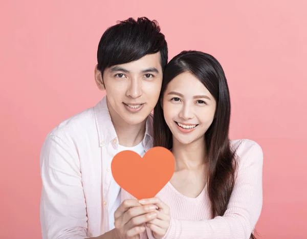 Kırmızı Kağıt Kalpler Tutan Sevgililer Gününü Kutlayan Mutlu Genç Çift — Stok fotoğraf