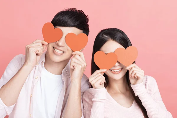 Mutlu Genç Çift Kırmızı Kağıt Kalpler Gösteriyor Sevgililer Gününü Kutluyor — Stok fotoğraf